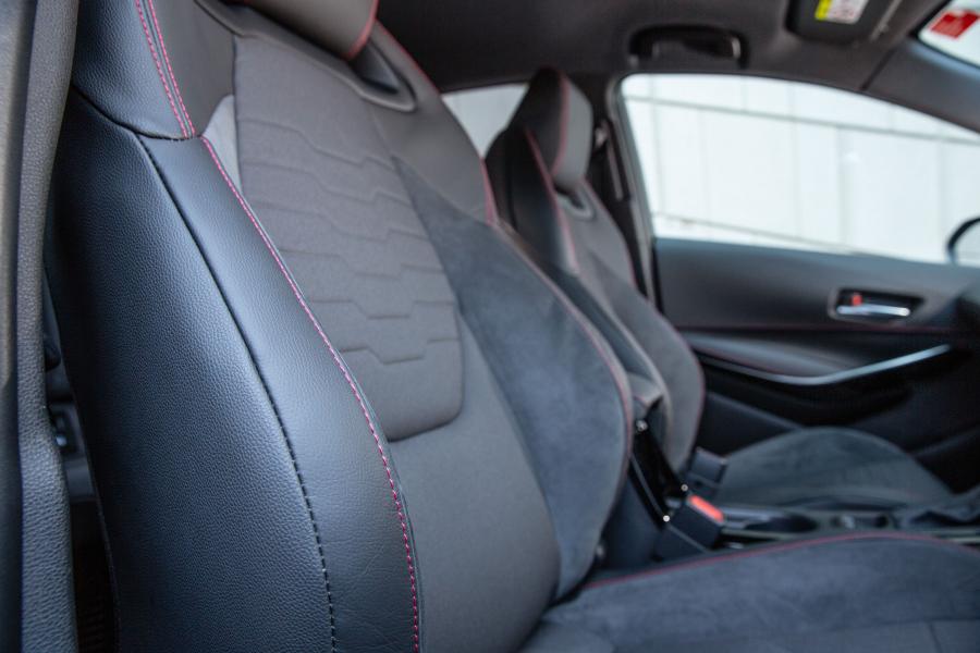 Интерьер Toyota Corolla Hybrid 2019 года  (UK) (фото 39 из 40)